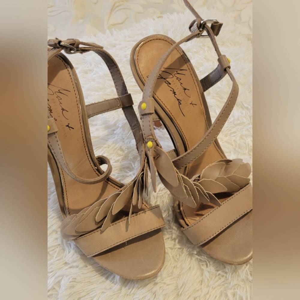 Badgley Mischka Mark and James Leather Nude Heels Size 5.5
